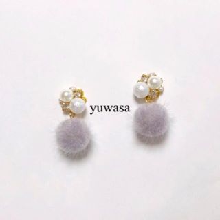 ポンポンファーのビジューピアス（ライトグレー）(ピアス)