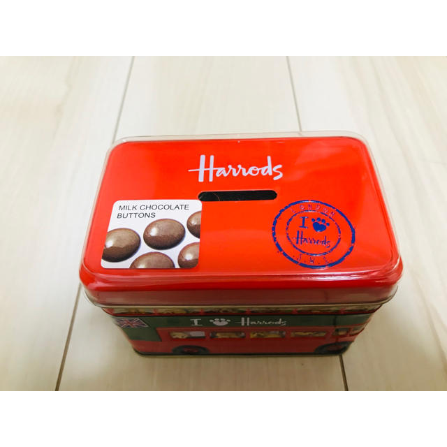 Harrods(ハロッズ)のHarrods「ロンドン・バス ・ベア」ミルクチョコレート 200g 貯金箱 食品/飲料/酒の食品(菓子/デザート)の商品写真