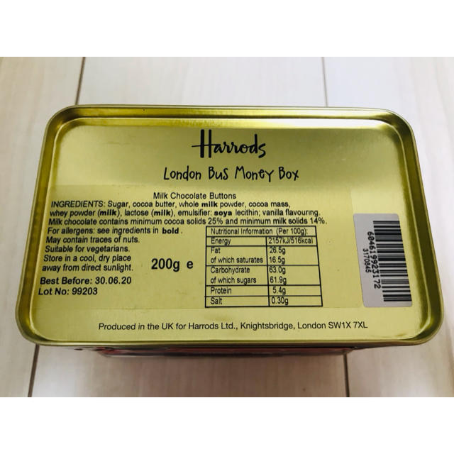 Harrods(ハロッズ)のHarrods「ロンドン・バス ・ベア」ミルクチョコレート 200g 貯金箱 食品/飲料/酒の食品(菓子/デザート)の商品写真