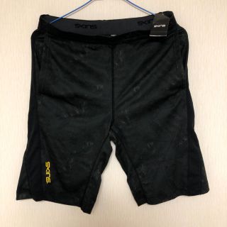 スキンズ(SKINS)の【新品 L】skins スキンズ （デサント）ストレッチハーフパンツ(ウェア)