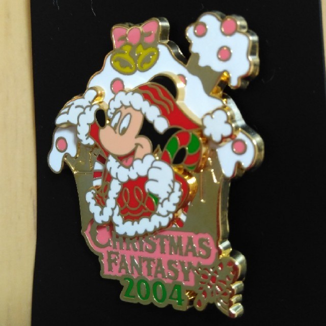 Disney(ディズニー)のディズニーリゾート ピンバッジ　ディズニークリスマス2004 ディズニーランド エンタメ/ホビーのアニメグッズ(バッジ/ピンバッジ)の商品写真