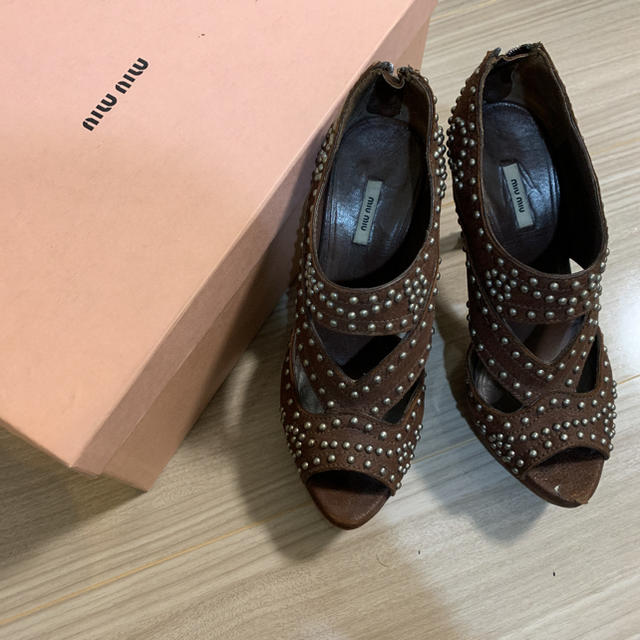 miumiu(ミュウミュウ)のMIUMIU スタッズ サンダル レディースの靴/シューズ(サンダル)の商品写真