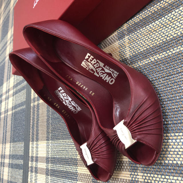 Salvatore Ferragamo(サルヴァトーレフェラガモ)のフェラガモ ヒール 赤 レディースの靴/シューズ(ハイヒール/パンプス)の商品写真