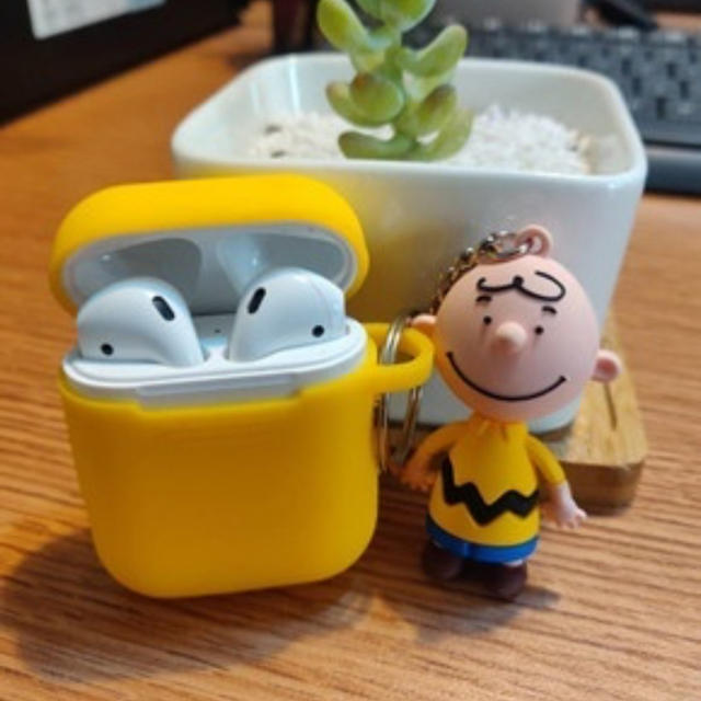 PEANUTS(ピーナッツ)のチャーリーブラウン AirPods カバー スマホ/家電/カメラのオーディオ機器(ヘッドフォン/イヤフォン)の商品写真