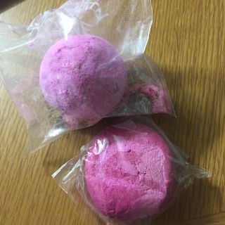 ラッシュ(LUSH)のLUSH リトルぴんく バブルバー(入浴剤/バスソルト)