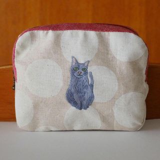 猫刺繍♪水玉生地×赤ファスナーのスクエアポーチ(ポーチ)