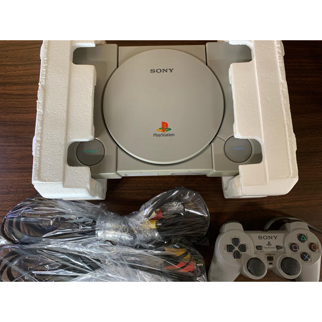 PlayStation(プレイステーション)のプレイステーション本体 エンタメ/ホビーのゲームソフト/ゲーム機本体(家庭用ゲーム機本体)の商品写真