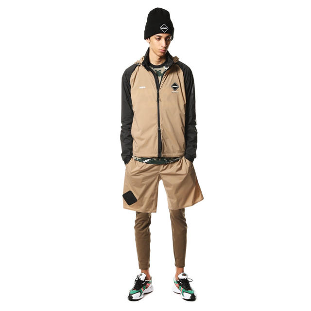 F.C.R.B.(エフシーアールビー)のFCRB STRETCH LIGHT WEIGHT HOODED BLOUSON メンズのジャケット/アウター(ブルゾン)の商品写真