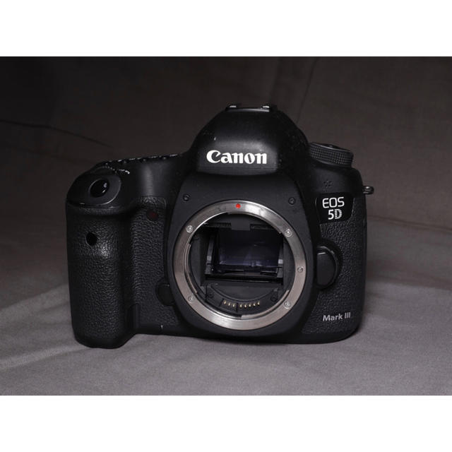 Canon(キヤノン)のCanon EOS 5D mark Ⅲ  ボディ  バッテリーグリップ付 スマホ/家電/カメラのカメラ(デジタル一眼)の商品写真