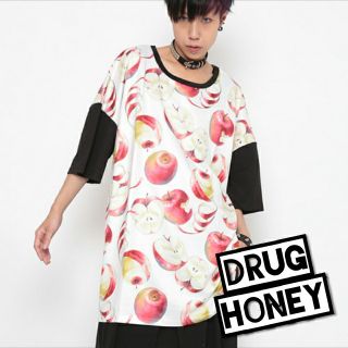 ファンキーフルーツ(FUNKY FRUIT)のDrughoney【ユニセックス】毒蜜りんご総柄Ｔシャツ／白(Tシャツ/カットソー(半袖/袖なし))