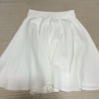 スピンズ(SPINNS)のスピンズ 白のフレアスカート(ひざ丈スカート)