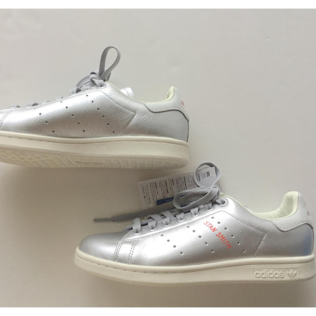 adidas(アディダス)の希少♡新品 定価1.3万*adidas スタンスミス シルバー 23.5 レディースの靴/シューズ(スニーカー)の商品写真