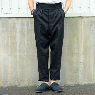 コモリ(COMOLI)の19AW 新品 NEAT コットンカルゼ ベルトレス 黒 サイズM(スラックス)