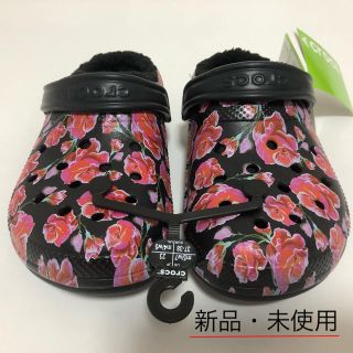 クロックス(crocs)のcrocs 23cm 赤×黒 花柄【新品・未使用】(サンダル)