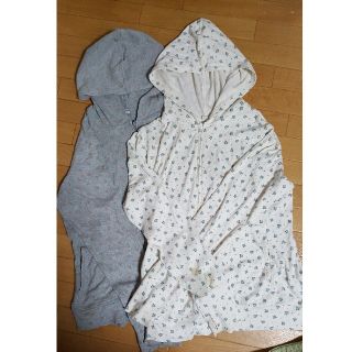 ユニクロ(UNIQLO)のユニクロパーカー2枚組(花柄。グレー、ホワイト。期間限定します❗）(パーカー)