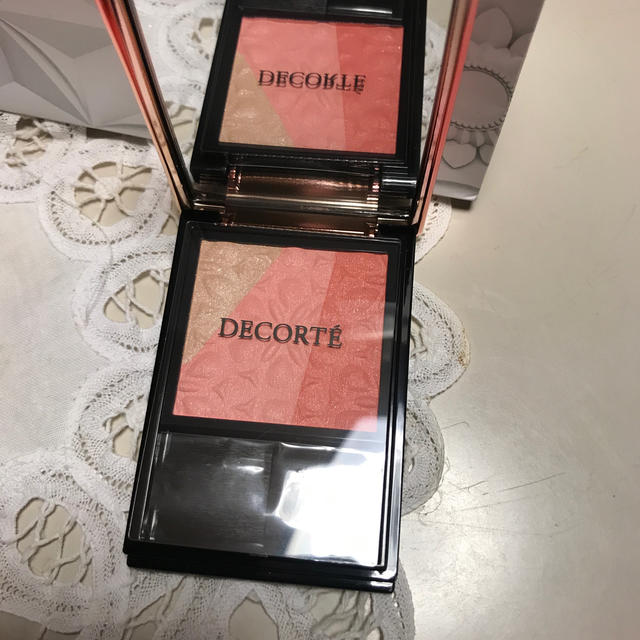 COSME DECORTE(コスメデコルテ)のコスメデコルテ メイクアップクリスマスコフレ内パウダーブラッシュおまけ付き！！ コスメ/美容のベースメイク/化粧品(チーク)の商品写真