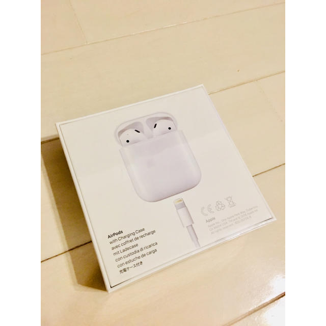 Apple(アップル)のApple AirPods 2019年モデル 第2世代 新品 正規品 純正品 スマホ/家電/カメラのオーディオ機器(ヘッドフォン/イヤフォン)の商品写真