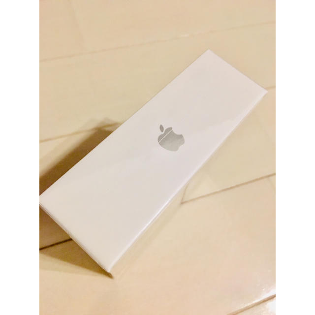 Apple(アップル)のApple AirPods 2019年モデル 第2世代 新品 正規品 純正品 スマホ/家電/カメラのオーディオ機器(ヘッドフォン/イヤフォン)の商品写真