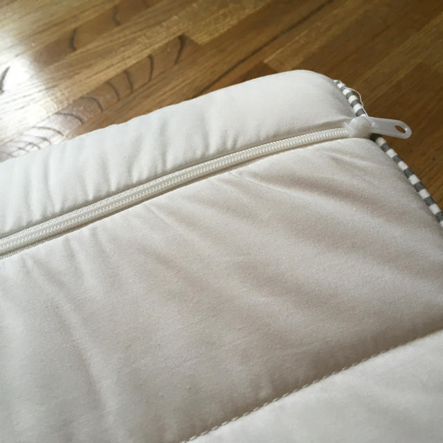 IKEA(イケア)のROLLEKA. 形状記憶フォームの枕 インテリア/住まい/日用品の寝具(枕)の商品写真
