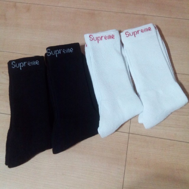 Supreme Hanes crew socks 白2足＋黒2足