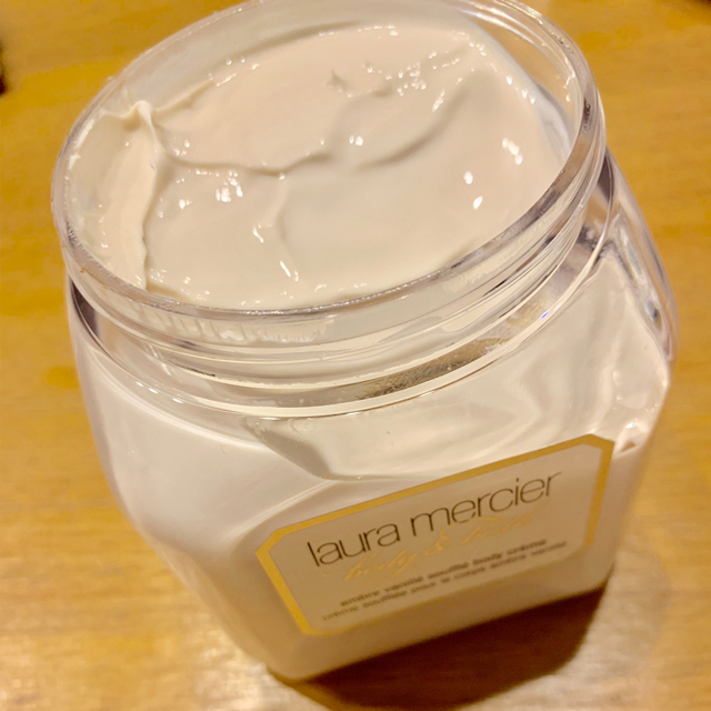 laura mercier(ローラメルシエ)のlaura mercier ホイップトボディクリーム アンバーバニラ300g コスメ/美容のボディケア(ボディクリーム)の商品写真