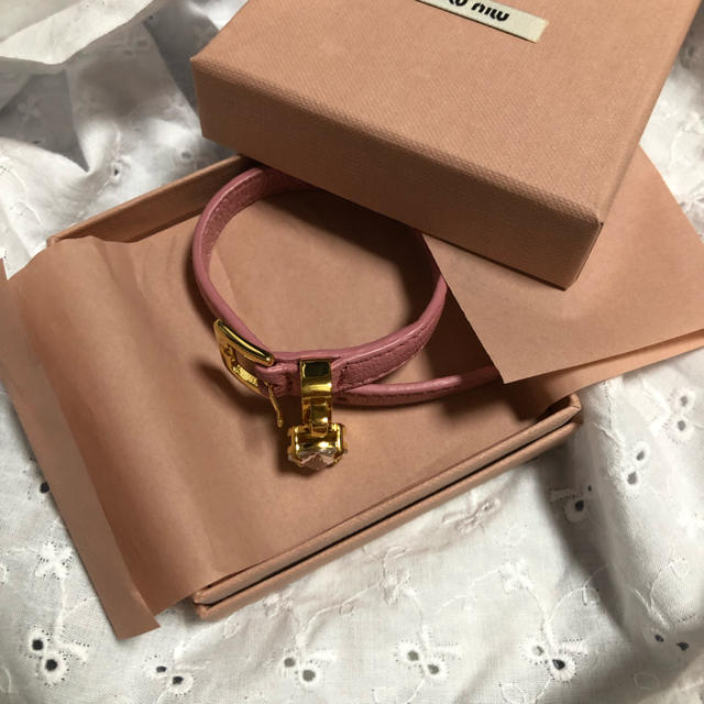 miumiu(ミュウミュウ)のmiumiu レザーブレスレット  レディースのアクセサリー(ブレスレット/バングル)の商品写真