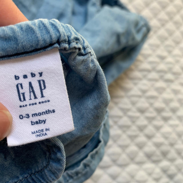 GAP(ギャップ)のGAPベビー花柄デニムロンパースフリル新品新生児から3カ月出産祝いZARA好き キッズ/ベビー/マタニティのベビー服(~85cm)(ロンパース)の商品写真