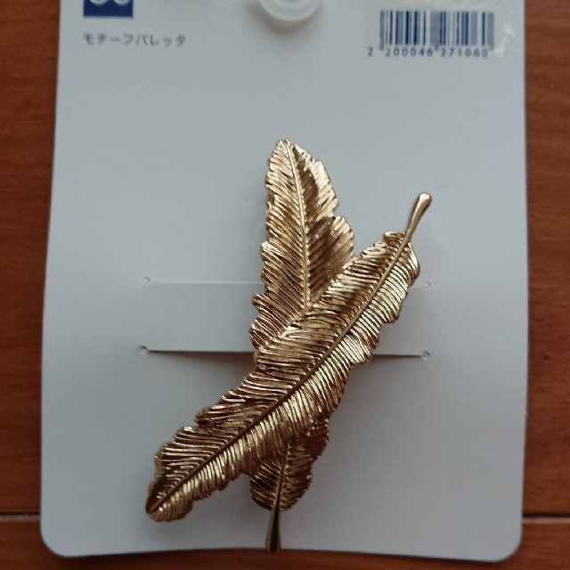 GU(ジーユー)の『ゴールド風✨✨羽根🕊️✨🕊️のモチーフのバレッタ』 レディースのヘアアクセサリー(バレッタ/ヘアクリップ)の商品写真