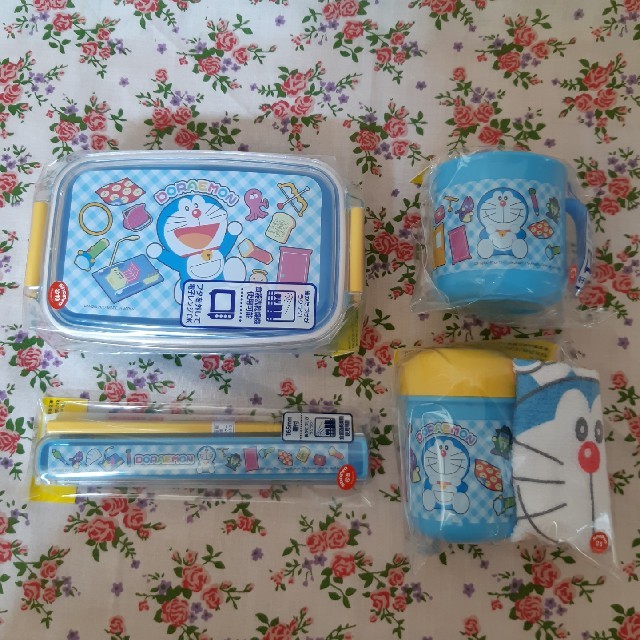 新品 ドラえもん 弁当箱 箸 おしぼり コップ  幼稚園 保育園 小学生 インテリア/住まい/日用品のキッチン/食器(弁当用品)の商品写真