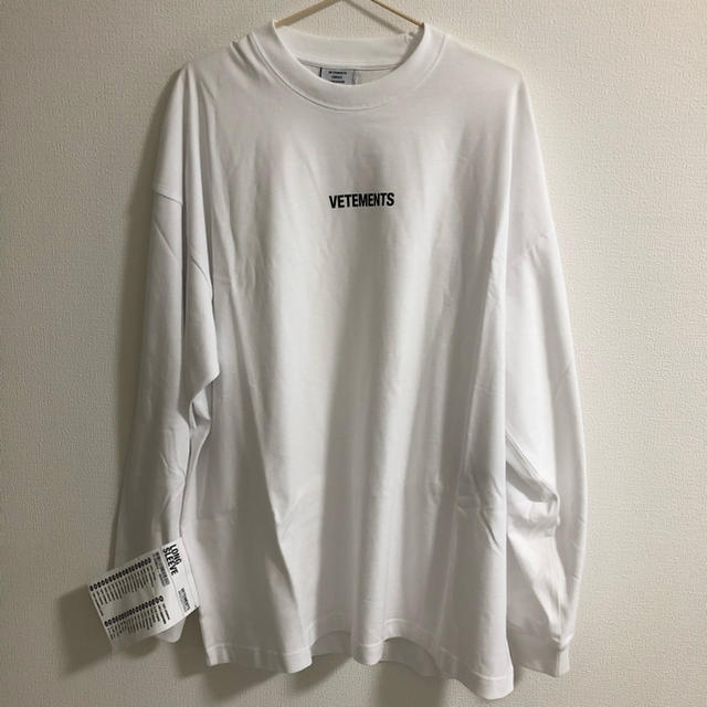 VETEMENTS メタルロゴ Tシャツ