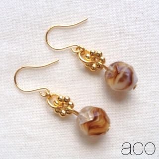 2.ゴールドデイジーピアスカフェオレマー(ピアス)