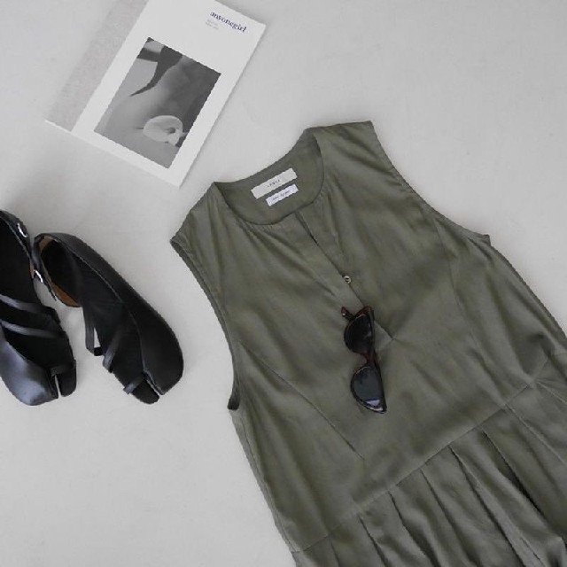 argue SILKY ESSENTIAL PLEATS DRESS/KHAKI レディースのワンピース(ロングワンピース/マキシワンピース)の商品写真