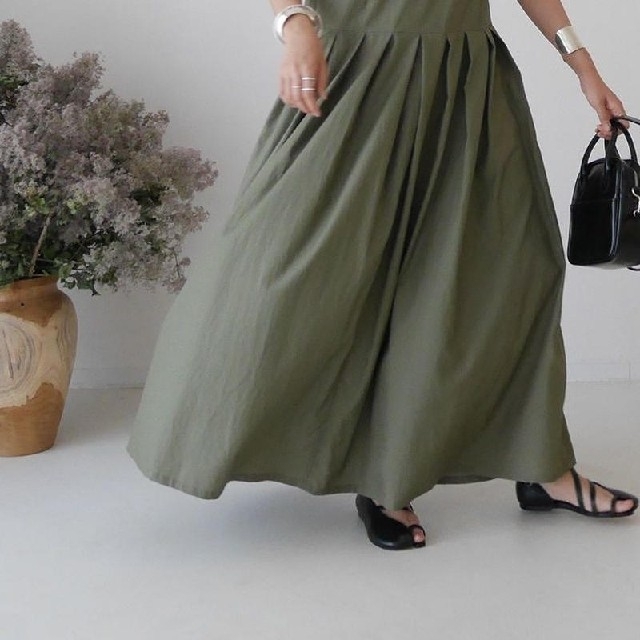 argue SILKY ESSENTIAL PLEATS DRESS/KHAKI レディースのワンピース(ロングワンピース/マキシワンピース)の商品写真