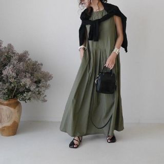 argue SILKY ESSENTIAL PLEATS DRESS/KHAKI(ロングワンピース/マキシワンピース)