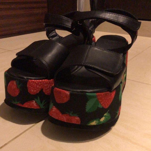 YOSUKE(ヨースケ)のYOSUKE 厚底サンダル レディースの靴/シューズ(サンダル)の商品写真