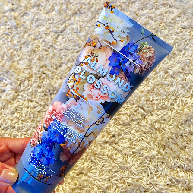 Bath & Body Works(バスアンドボディーワークス)のボディクリーム Almond blossom 226g コスメ/美容のボディケア(ボディクリーム)の商品写真