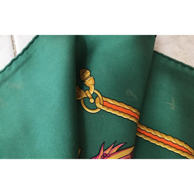 秋色グリーンとゴールドをプラス エルメス スカーフ カレ90 - バンダナ