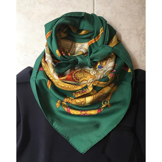 エルメス(Hermes)の秋色グリーンとゴールドをプラス エルメス スカーフ カレ90(バンダナ/スカーフ)