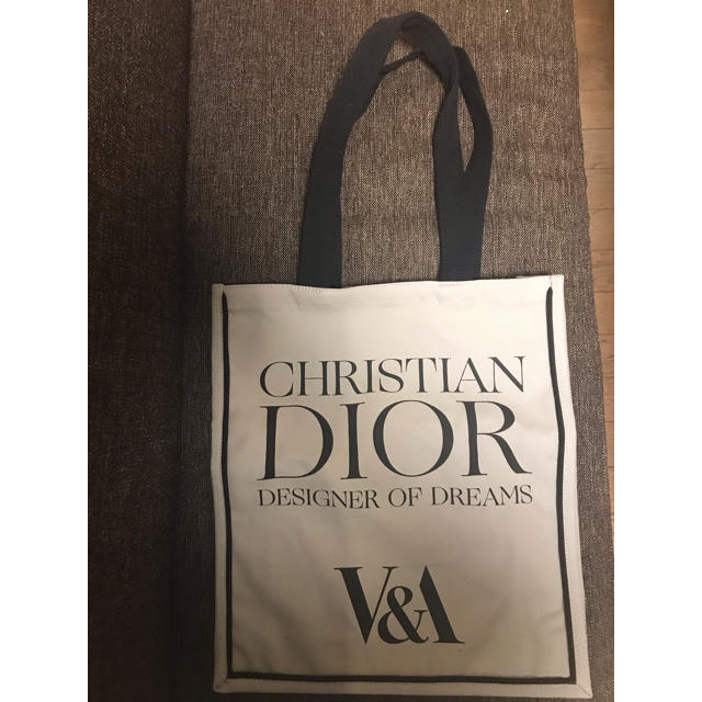 Dior(ディオール)の最終値下げ！Christian Dior✖︎V&A限定トート（グレー） レディースのバッグ(トートバッグ)の商品写真