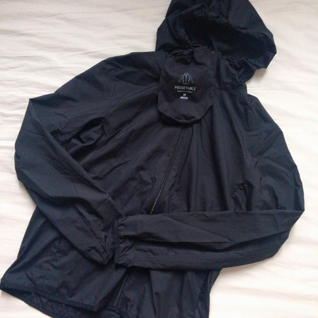 UNIQLO(ユニクロ)のユニクロ ポケッタブルパーカー 黒 ブラック UNIQLO M レディースのジャケット/アウター(ナイロンジャケット)の商品写真