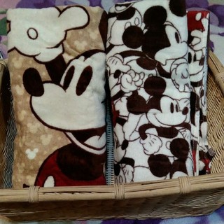 ディズニー(Disney)のミッキーマウスバスタオル２点とカゴ(タオル/バス用品)