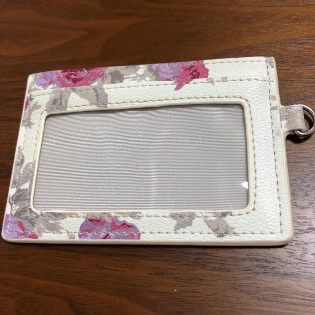 LAURA ASHLEY(ローラアシュレイ)のLAURA ASHLEI  パスケース レディースのファッション小物(パスケース/IDカードホルダー)の商品写真