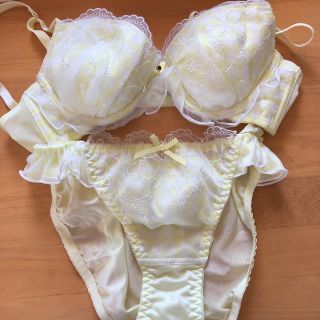 アベイル(Avail)のブラジャー ショーツ セット イエロー 花柄(ブラ&ショーツセット)