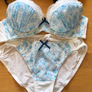 アベイル(Avail)のブラジャー ショーツ セット ホワイト 花柄　B75(ブラ&ショーツセット)