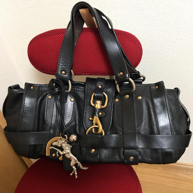 Chloe(クロエ)のChloe ケララ レザー バッグ 黒 ゴールド金具 チャーム付き レディースのバッグ(ハンドバッグ)の商品写真