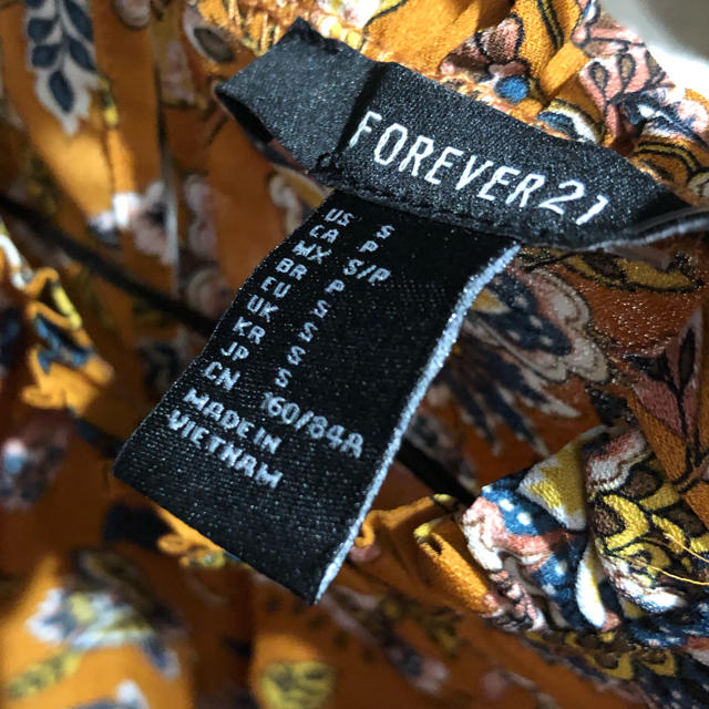 FOREVER 21(フォーエバートゥエンティーワン)のforever21 花柄ブラウス レディースのトップス(シャツ/ブラウス(半袖/袖なし))の商品写真