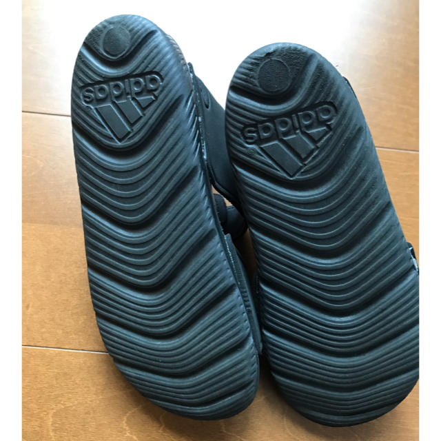 adidas(アディダス)のアディダス サンダル キッズ キッズ/ベビー/マタニティのキッズ靴/シューズ(15cm~)(サンダル)の商品写真