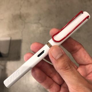 ラミー(LAMY)の【再値下げ！！】ラミー サファリ 万年筆 限定色 ホワイト レッドクリップ EF(ペン/マーカー)