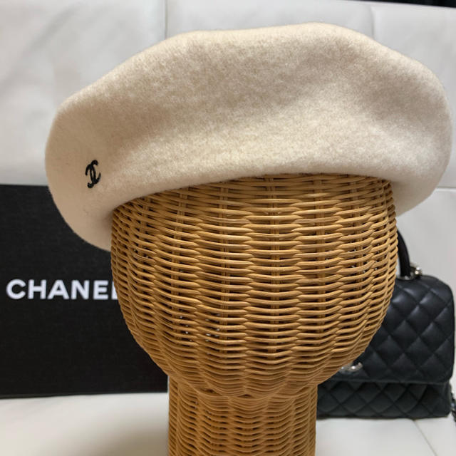 CHANEL(シャネル)のほぼ新品！可愛い♡ CHANEL ベレー帽 アイボリー ココマーク レディースの帽子(ハンチング/ベレー帽)の商品写真