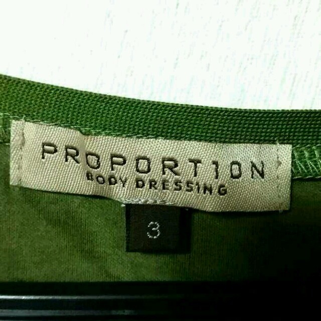 PROPORTION BODY DRESSING(プロポーションボディドレッシング)のプロポ カーキ Tシャツ レディースのトップス(Tシャツ(半袖/袖なし))の商品写真